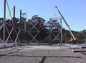Estructura metálica del frigorífico de una planta frutera en construcción