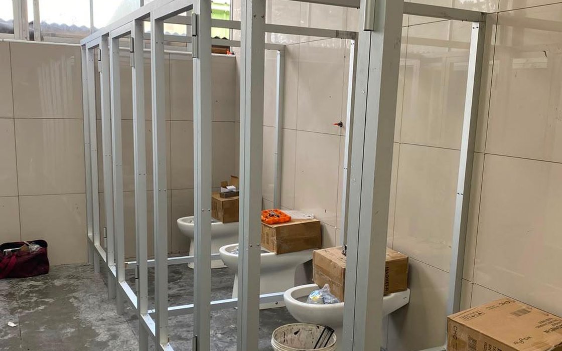 Cabinas sanitarias y artefactos instalados durante la remodelación de baños del edificio Ex CENIR