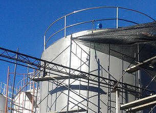 Estanques de almacenamiento con andamios en una planta industrial