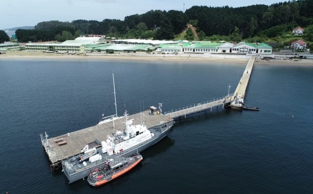 Vista aérea del muelle de acceso a la Isla Quiriquina con embarcaciones de la Armada atracadas