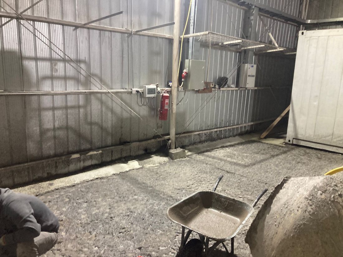Cuadrilla de ASPRIM ejecutando un radier de hormigón en las instalaciones del cliente